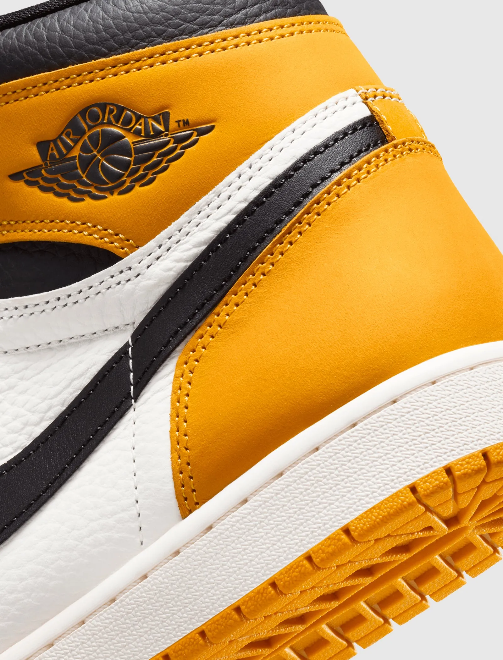 Air Jordan 1 Retro High OG Yellow Ochre sneakers